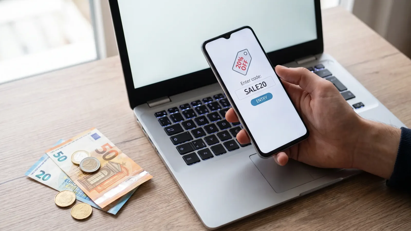 Saisir un code promo sur smartphone au moment du paiement en ligne
