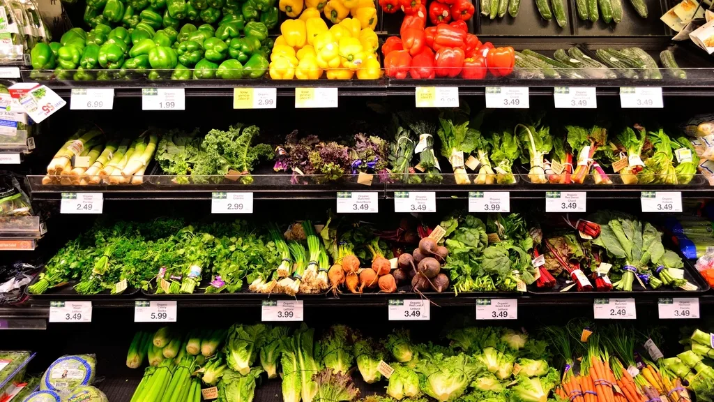 Rayon de fruits et légumes en supermarché pour réduire le budget courses