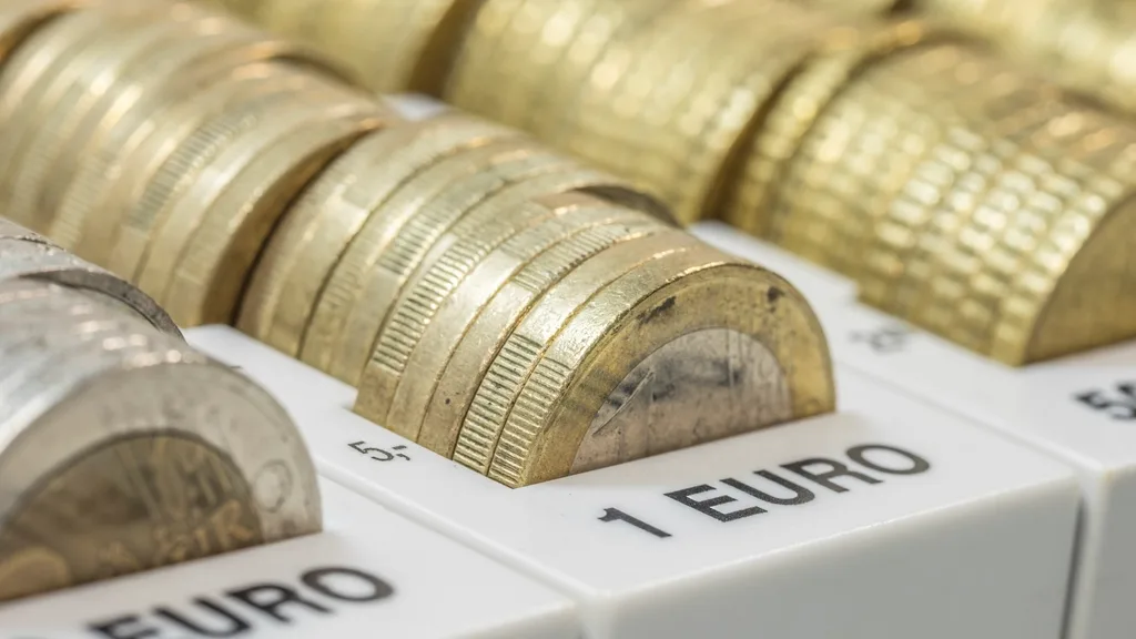 Pièces en euros symbolisant l’épargne mensuelle automatique