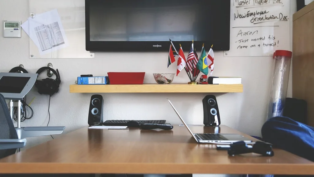 Bureau organisé avec ordinateur pour suivre les dépenses du foyer